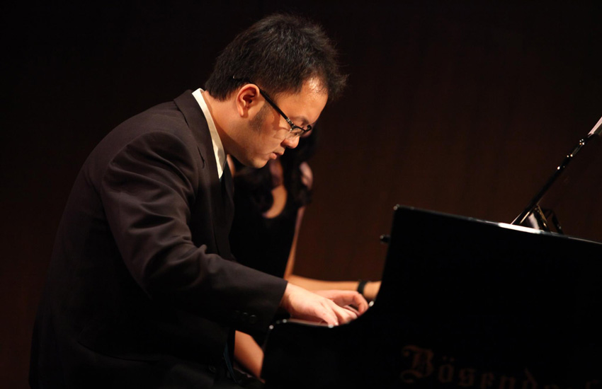 รูปครูเต๋าเเสดงเปียโนในงาน Concert ประจําปี 2012